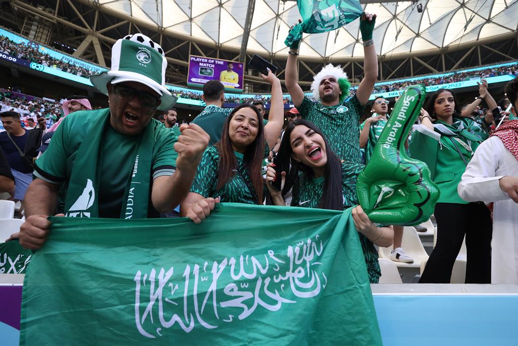 A festa dos adeptos sauditas após a vitória sobre a Argentina. Foto: Mohamed Messara/Lusa