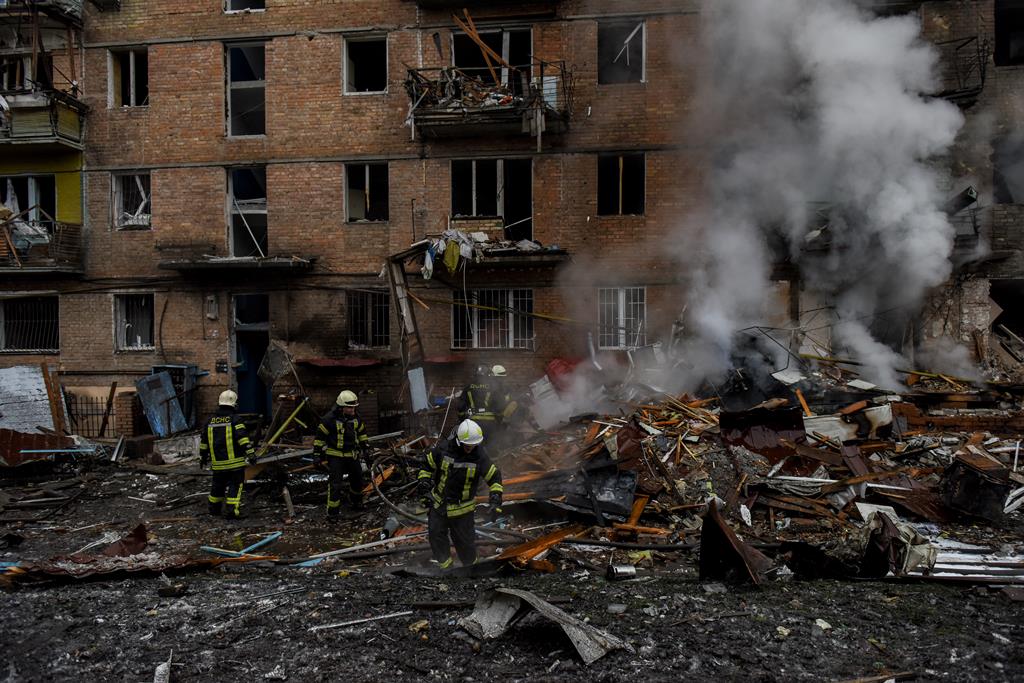 Edifício residencial bombardeado em Vyshhorod nos arredores de Kiev. Foto: Oleg Petrasyuk/EPA