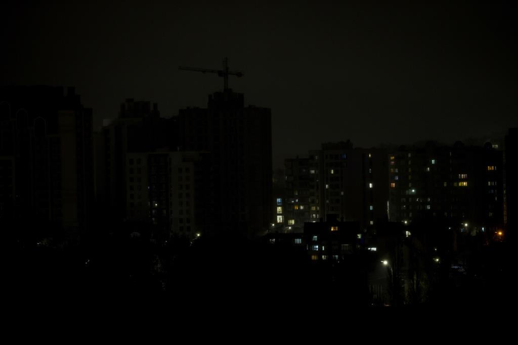 Apagão em Chisinau, a capital da Moldávia, após ataques russos contra os sistemas de energia na vizinha Ucrânia. Foto: Dumitru Doru/EPA