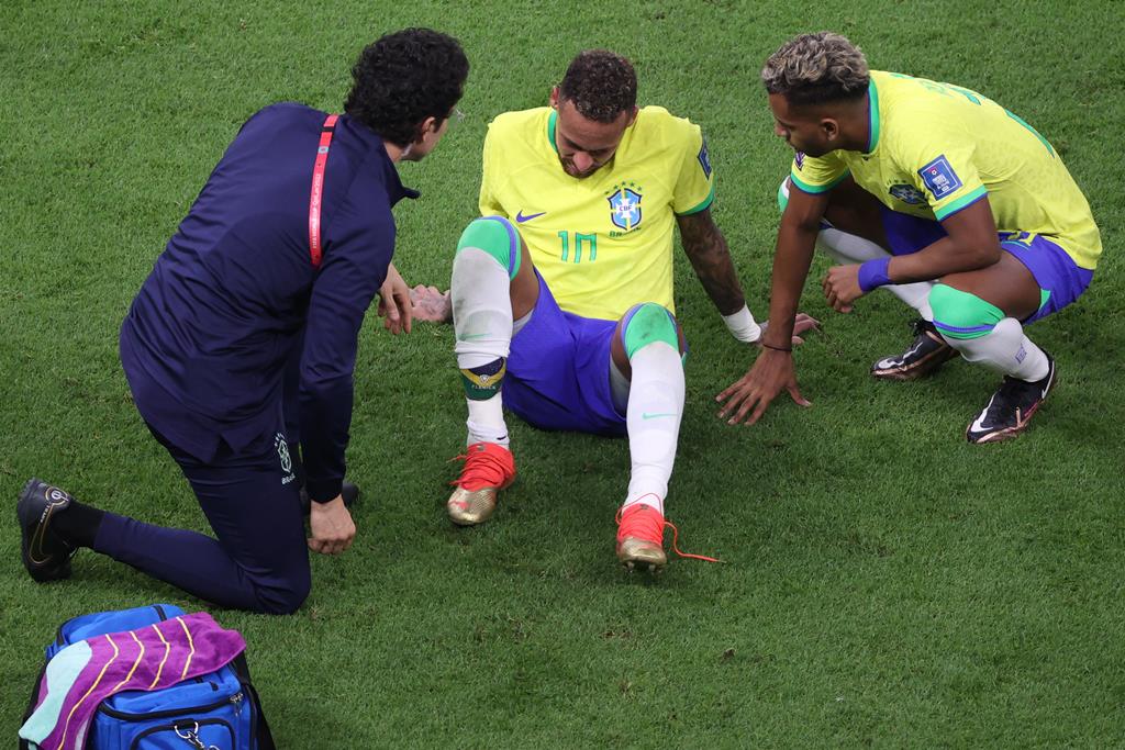 Neymar lesiona-se durante o Brasil - Sérvia. Foto: Ali Haider/Lusa