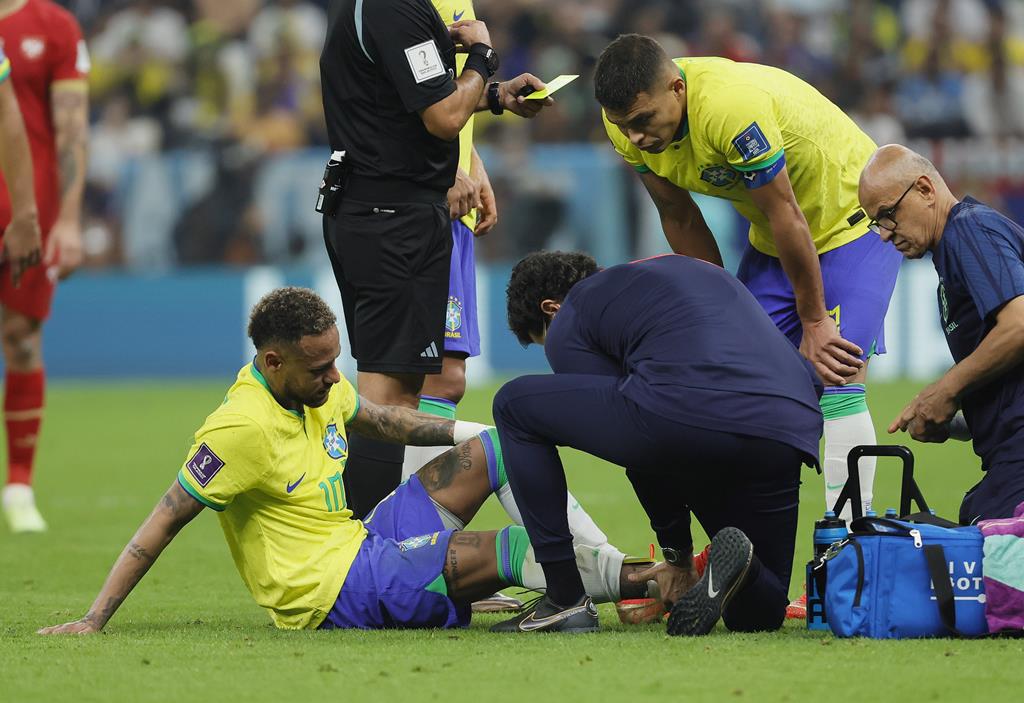 Neymar lesionou-se no jogo com a Sérvia Foto: Ronald Wittek/Lusa