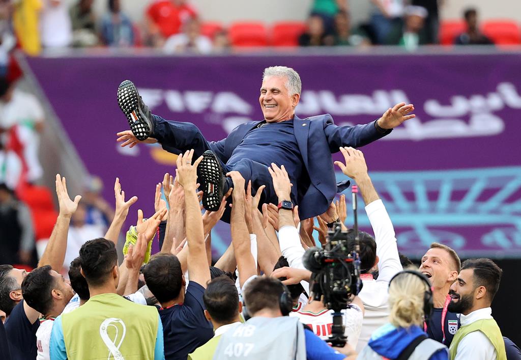 Carlos Queiroz levantado pelos jogadores do Irão. Foto: Abedin Taherkenareh/EPA
