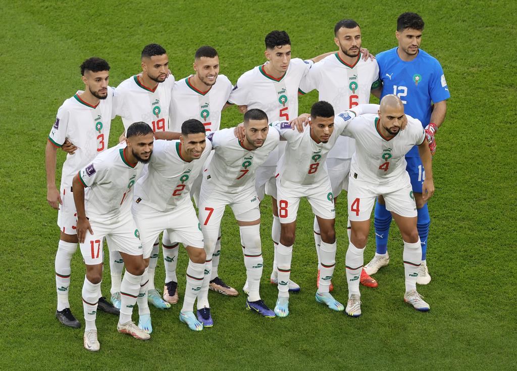 Fotografia da seleção de Marrocos antes da partida contra a Bélgica para o Mundial 2022 já com Munir em vez de Bono. Foto: Ronald Wittek/EPA