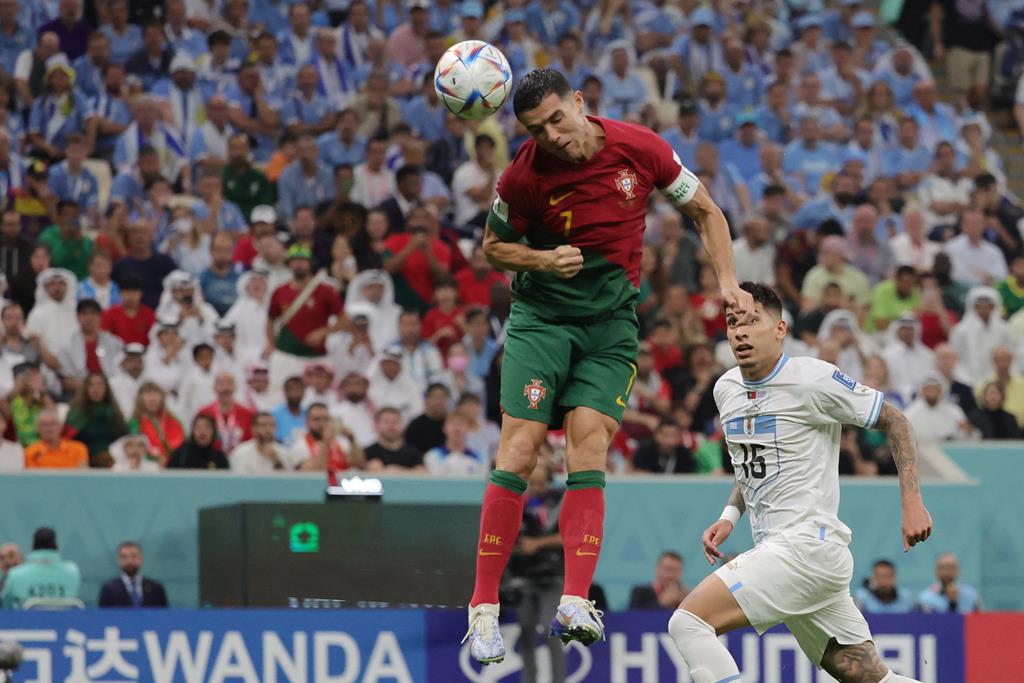 Cristiano Ronaldo numa ação ofensiva durante o Portugal-Uruguai. Foto: Abir Sultan/Lusa