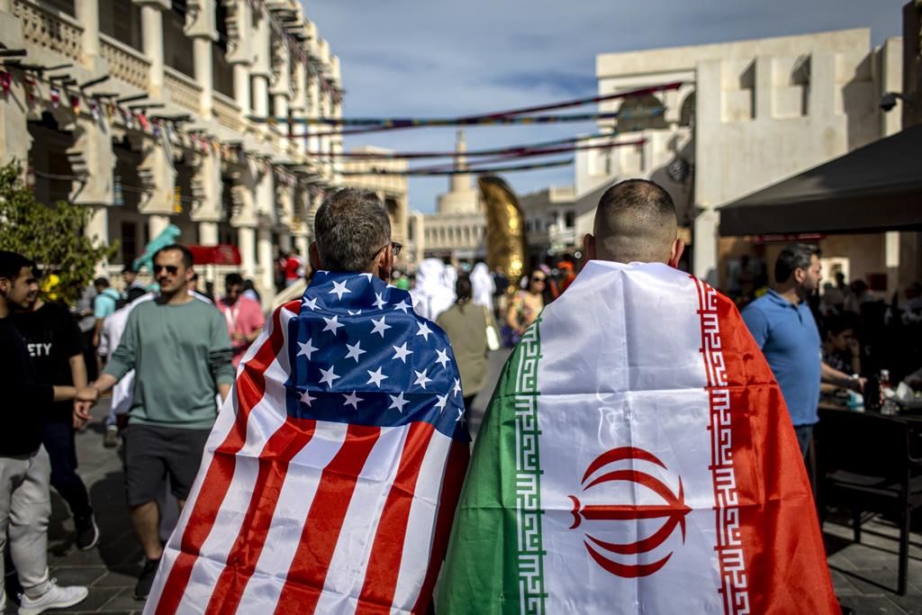 Fãs dos EUA e do Irão no Mundial do Qatar 2022. Foto: Martin Divisek/EPA