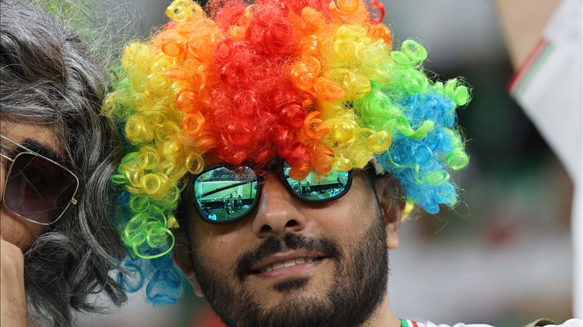 Adepto iraniano com peruca arco-íris, símbolo da comunidade LGBT+. Foto: Mohamed Messara/EPA
