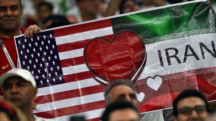 Apesar da tensão política entre EUA e Irão, os adeptos de ambos os países mostraram-se muito amigos durante o jogo. Foto: Neil Hall/EPA