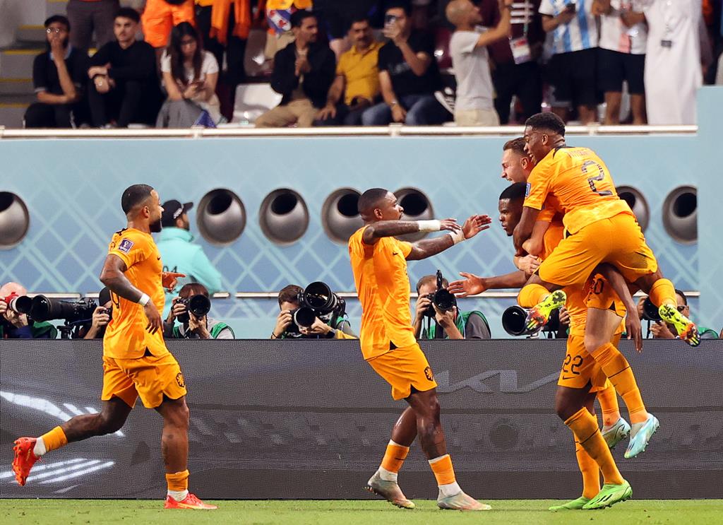 Denzel Dumfries marcou um dos golos dos Países Baixos contra os Estados Unidos no Mundial 2022. Foto: Mohamed Messara/EPA