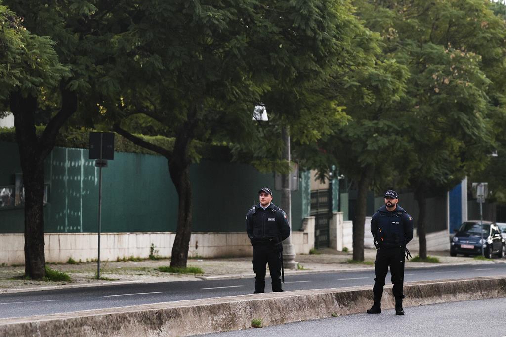 Embaixada da Ucrânia, na Avenida das Descobertas, em Lisboa, recebeu dois envelopes suspeitos na passada segunda-feira. Foto: Tiago Petinga/Lusa