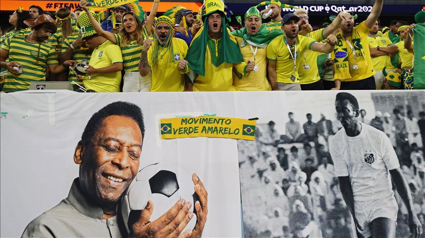 Seleção e adeptos do Brasil manifestam apoio a Pelé - Renascença