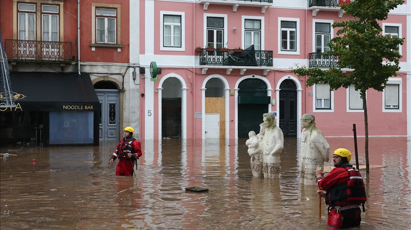 Algés é uma das zonas mais afetadas pelo temporal. Foto: Tiago Petinga/Lusa