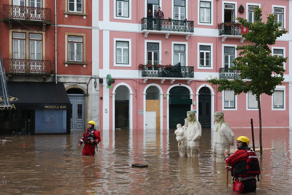 Inundações em Algés. Foto: Tiago Petinga/Lusa