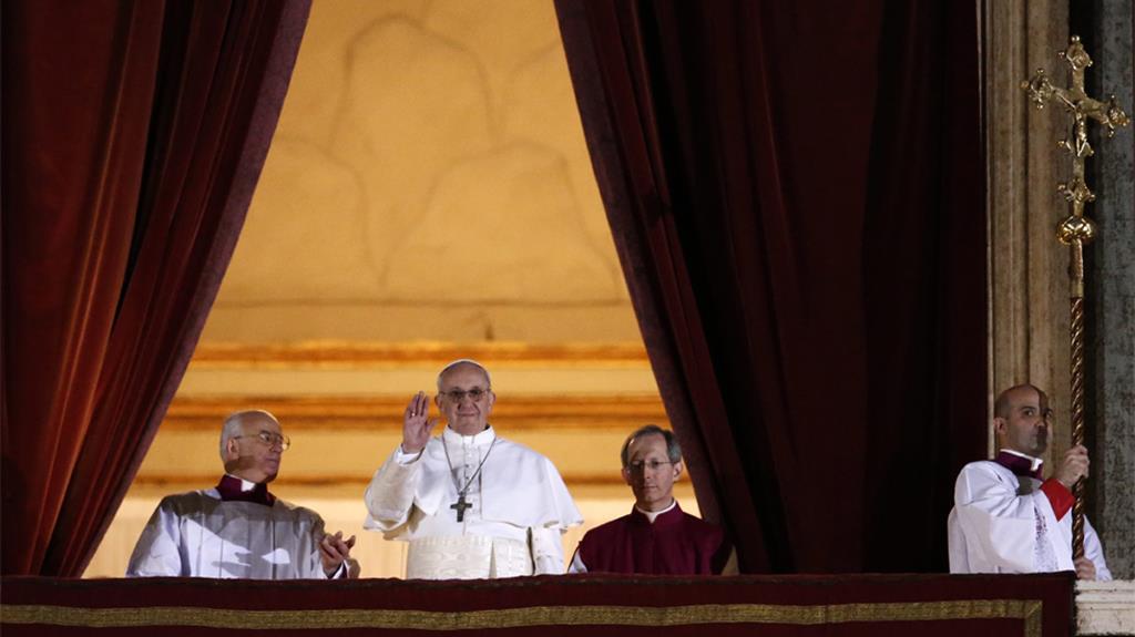 45 minutos depois do fumo branco, o momento do "Habemus Papam". Bergoglio foi uma surpresa para a multidão. Foto: EPA/Arquivo RR