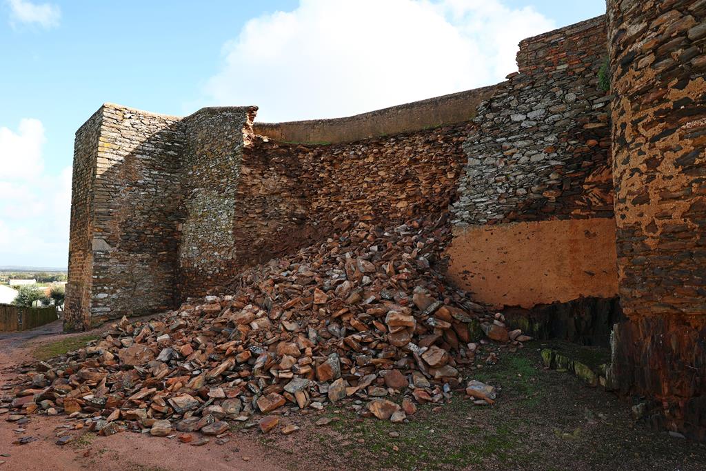 Derrocada de parte da muralha do Castelo de Veiros. Foto: Nuno Veiga/Lusa