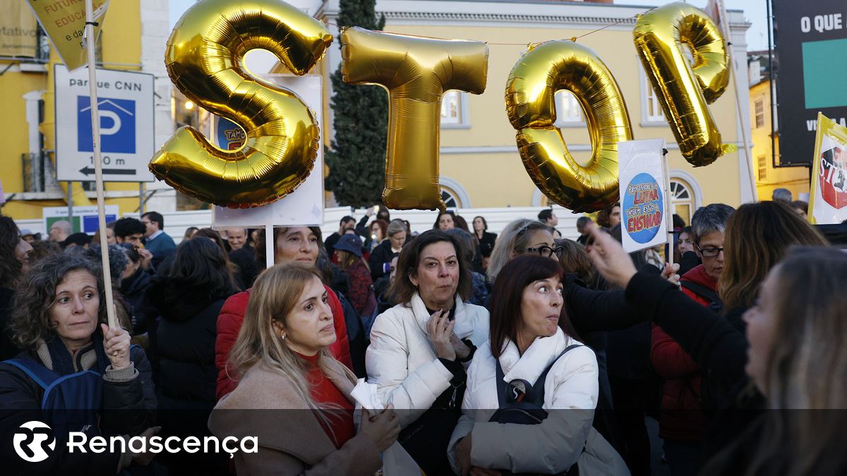 Alunos do Colégio São Vicente fazem protesto por demissões de