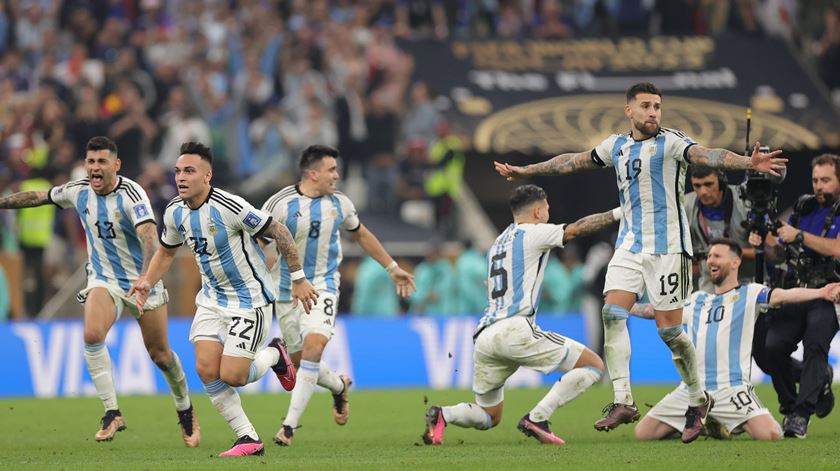 No tempo extra, a Argentina voltou a pegar no jogo e o capitão Messi marcou novamente, colocando a seleção de novo em vantagem.Foto: Friedemann Vogel/Lusa