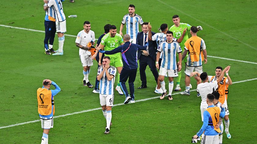 Já nas grandes penalidades, a Argentina marcou quatro, contra duas da França. Foto: Noushad Thekkayil/Lusa