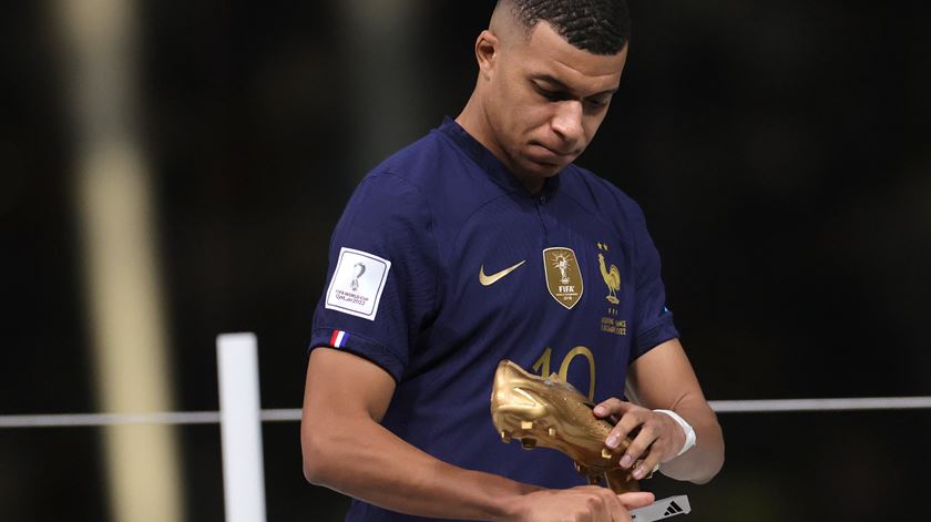 Mbappé depois de receber o prémio Bota de Ouro - melhor marcador do torneio - depois de perder a final do Mundial de Futebol 2022.  EPA/Ronald WittekFoto: Friedemann Vogel/Lusa