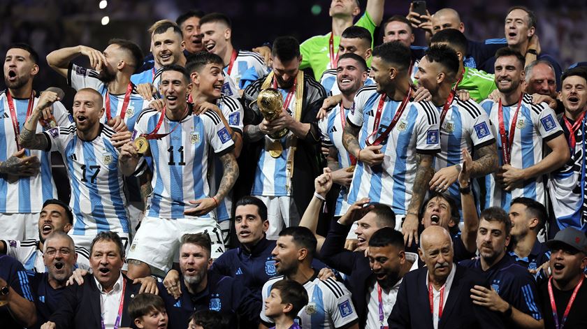 A Argentina sagrou-se assim campeã do Mundo de futebol pela terceira vez, depois de derrotar a França nas grandes penalidades. Foto: Ronald Wittek/Lusa