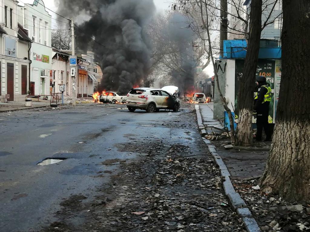 Ataque russo contra Kherson no sul da Ucrânia. Foto: Serviços de Emergência/EPA