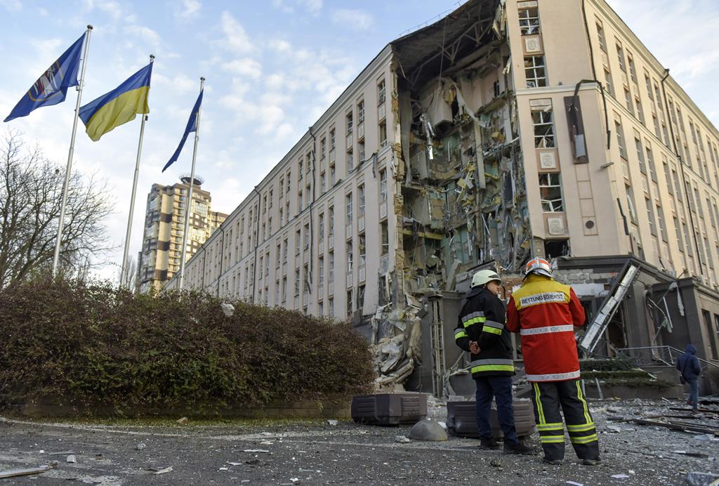 Ataque contra edifício residencial, na Ucrânia. Foto: Oleg Petrasyuk/EPA