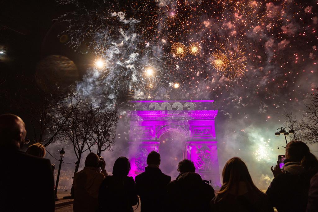 Foi assim o fogo de artifício no Arco do Triunfo em Paris. Foto: Christophe Petit Tesson/EPA