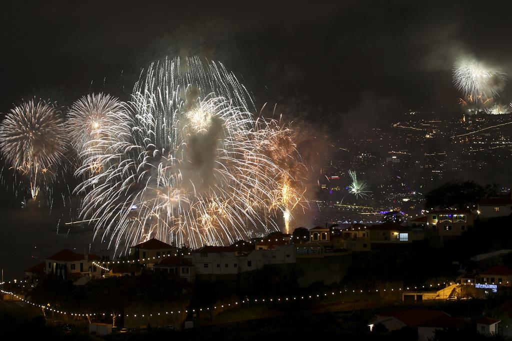 Funchal entrou em 2023 com o famoso fogo de artifício. Foto: Homem De Gouveia/Lusa