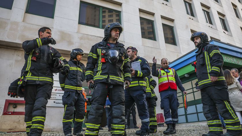 Incêndio em prédio na Avenida Columbano Bordalo Pinheiro em Lisboa faz 18 feridos Foto: Tiago Petinga/Lusa