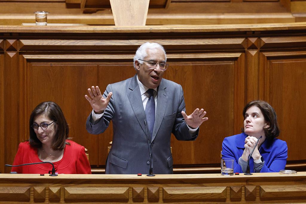Costa defendeu secretária de Estado no Parlamento, mas Carla Alves demitiu-se na mesma