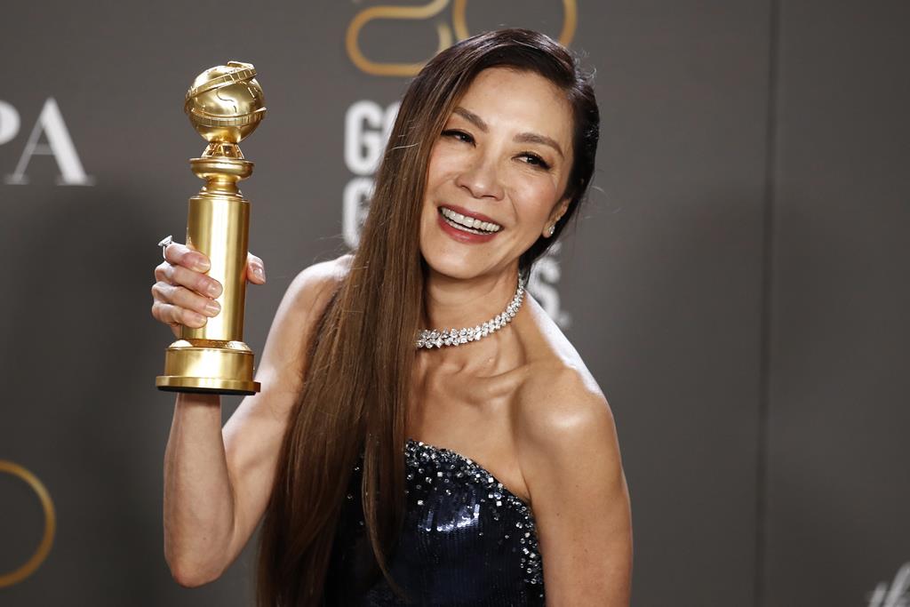 Michelle Yeoh venceu o prémio de Melhor Atriz em Filme de Comédia/Musical, em "Tudo em Todo o Lado ao Mesmo Tempo" ("Everything Everywhere All at Once"). Foto: Caroline Brehman/EPA