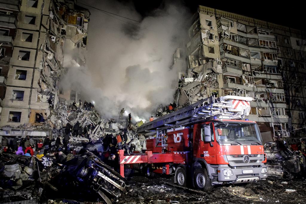 Bombas russas atingiram bloco de apartamentos na cidade de Dnipro. Foto: Str/EPA