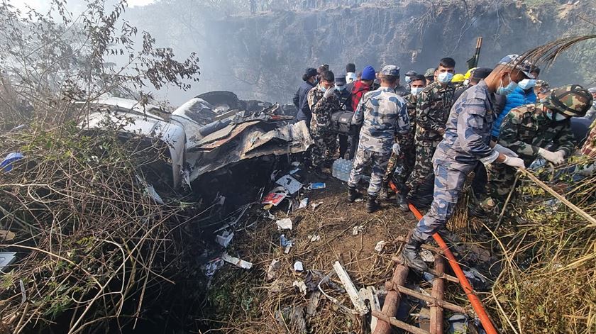 avião da Yeti Airlines ATR72 com 72 pessoas cai em Pokhara no Nepal Foto: Bijaya Neupane/EPA