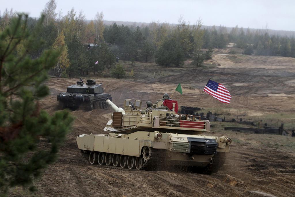 Munições anti-tanque vão equipar os tanques M1 Abrams, a ser fornecidos pelos EUA ainda este ano. Foto: Valda Kalnina/EPA