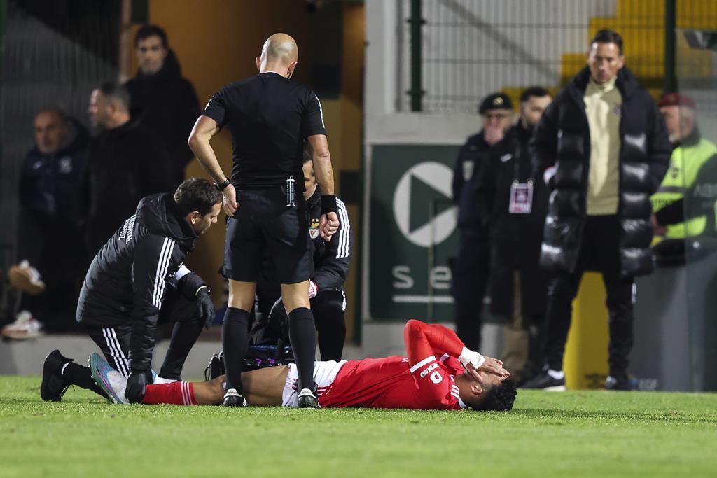 Gonçalo Ramos, do Benfica, lesionado na partida contra o Paços Ferreira. Foto: José Coelho/EPA