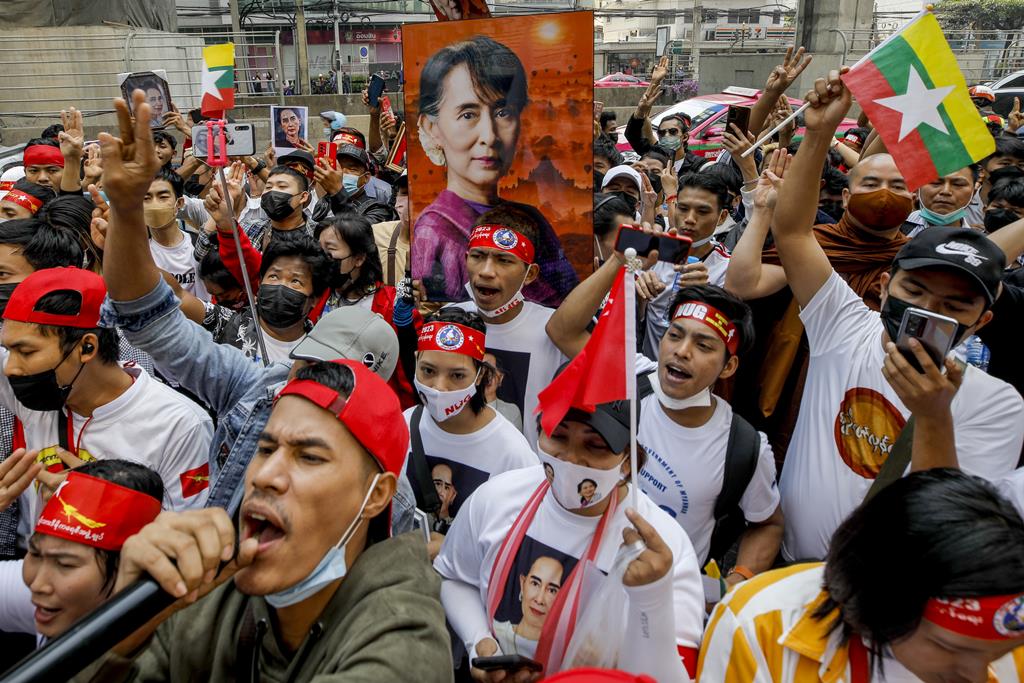 Protesto contra o golpe militar em Myanmar (Birmânia) em Bangkok. Foto: Diego Azubel/EPA