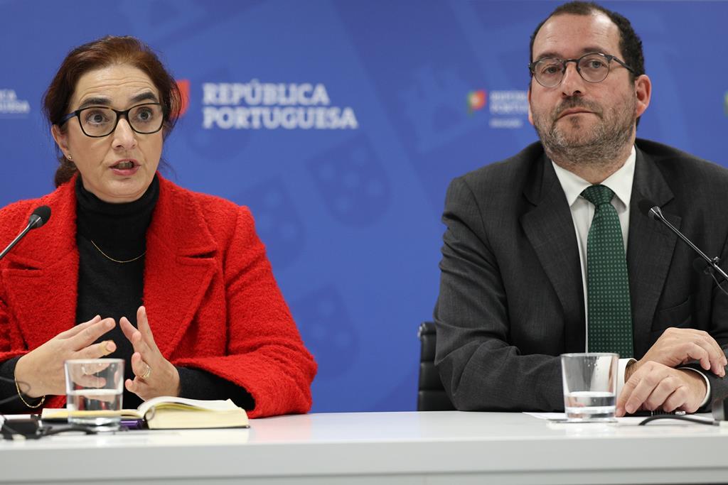 Ministra Elvira Fortunato e ministro João Costa anunciam alterações nos exames. Foto: António Cotrim/Lusa