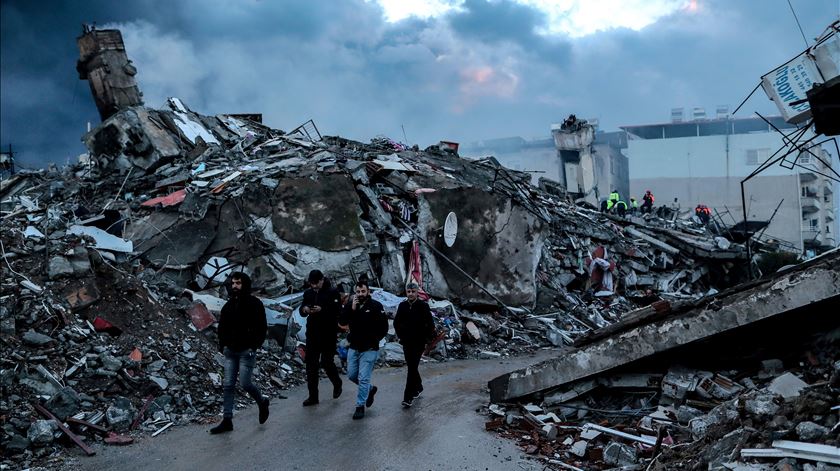 Tudo o que já se sabe sobre o sismo na Turquia e Síria