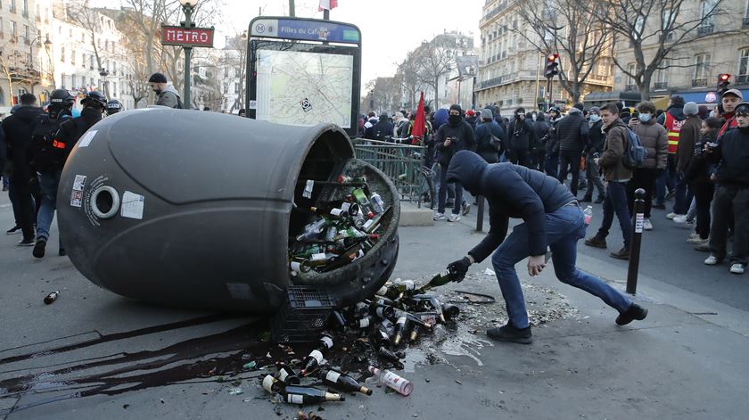 França. Manifestações anti-governo mobilizaram duas milhões de pessoas