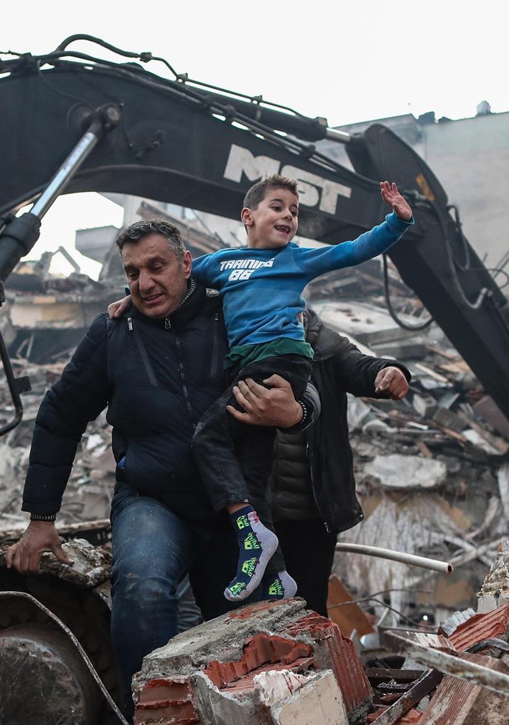 Yigit Cakmak, de oito anos, foi resgatado dos escombros de um edifício colapsado em Hatay, na Turquia. Foto: Erdem Sahin/EPA