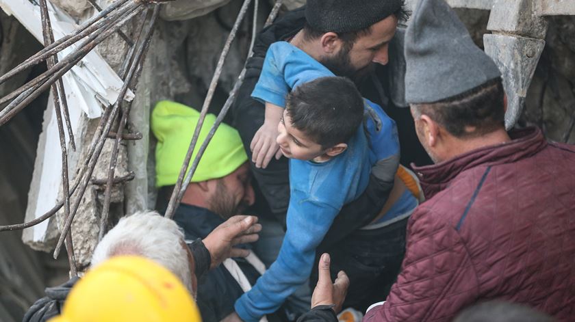 Yigit Cakmak, de oito anos, foi resgatado dos escombros de um edifício colapsado em Hatay, na Turquia. Foto: Erdem Sahin/EPA