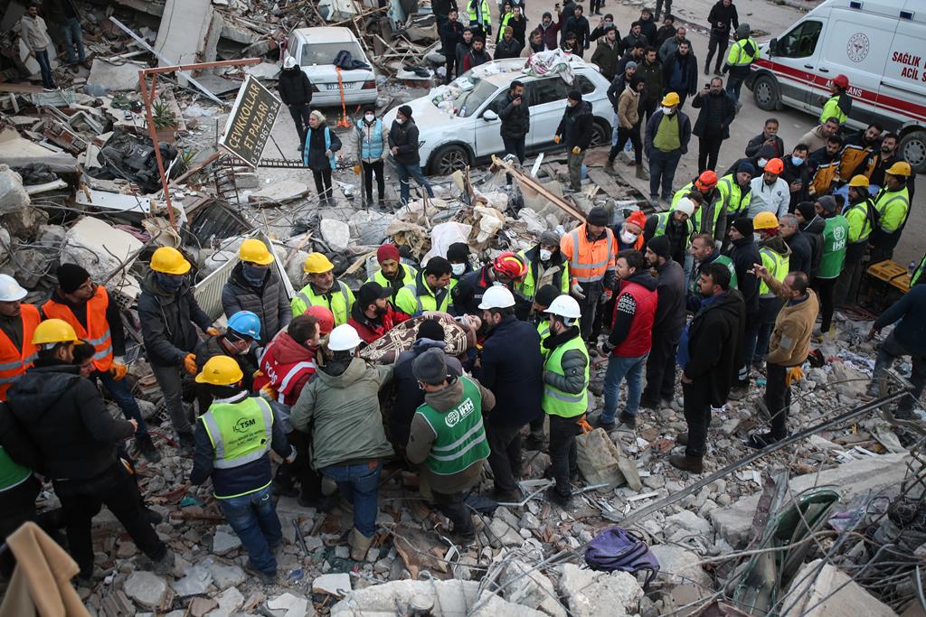 Sismo na Turquia - operação de salvamento em Hatay Foto: Str/EPA