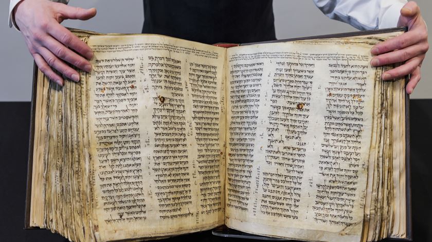Bíblia hebraica mais antiga vai a leilão e pode atingir os 46 milhões de euros. Foto: Justin Lane/EPA