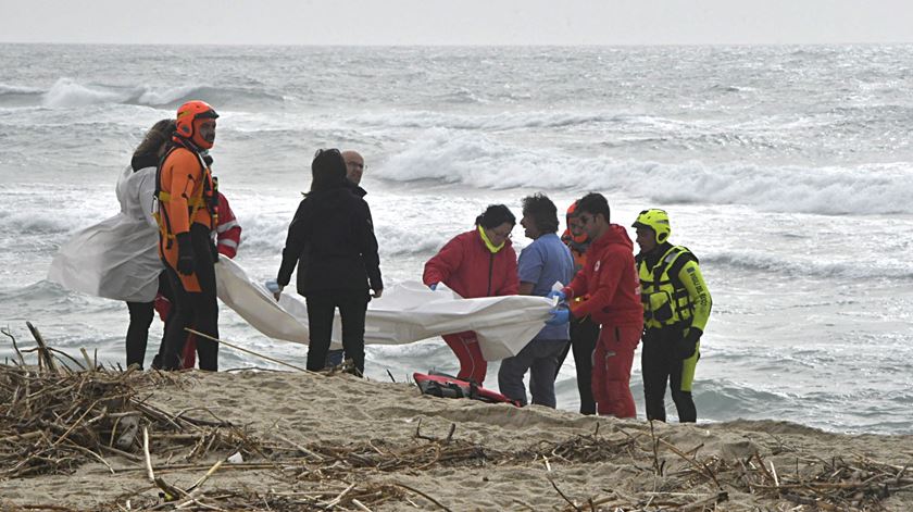 dezenas de migrantes morrem em naufrágio na Calábria sul de Itália Foto: Giuseppe Pipita/EPA
