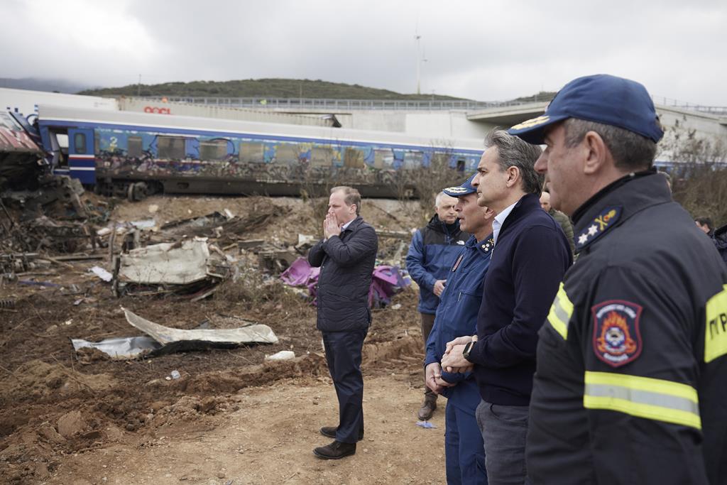Primeiro-ministro grego Kyriakos Mitsotakis visita local da colisão entre dois comboios, perto de Larissa, na Grécia. Foto: Dimitris Papamitsos / EPA
