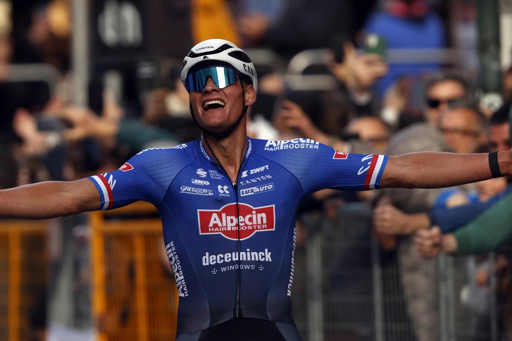Mathieu Van Der Poel (Alpecin-Deceuninck) conquista Milan-San Remo. Foto: Roberto Bettini/EPA