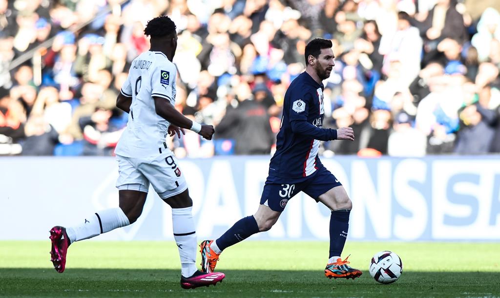 Kalimuendo e Messi durante o PSG - Rennes. Foto: Mohammed Badra/EPA