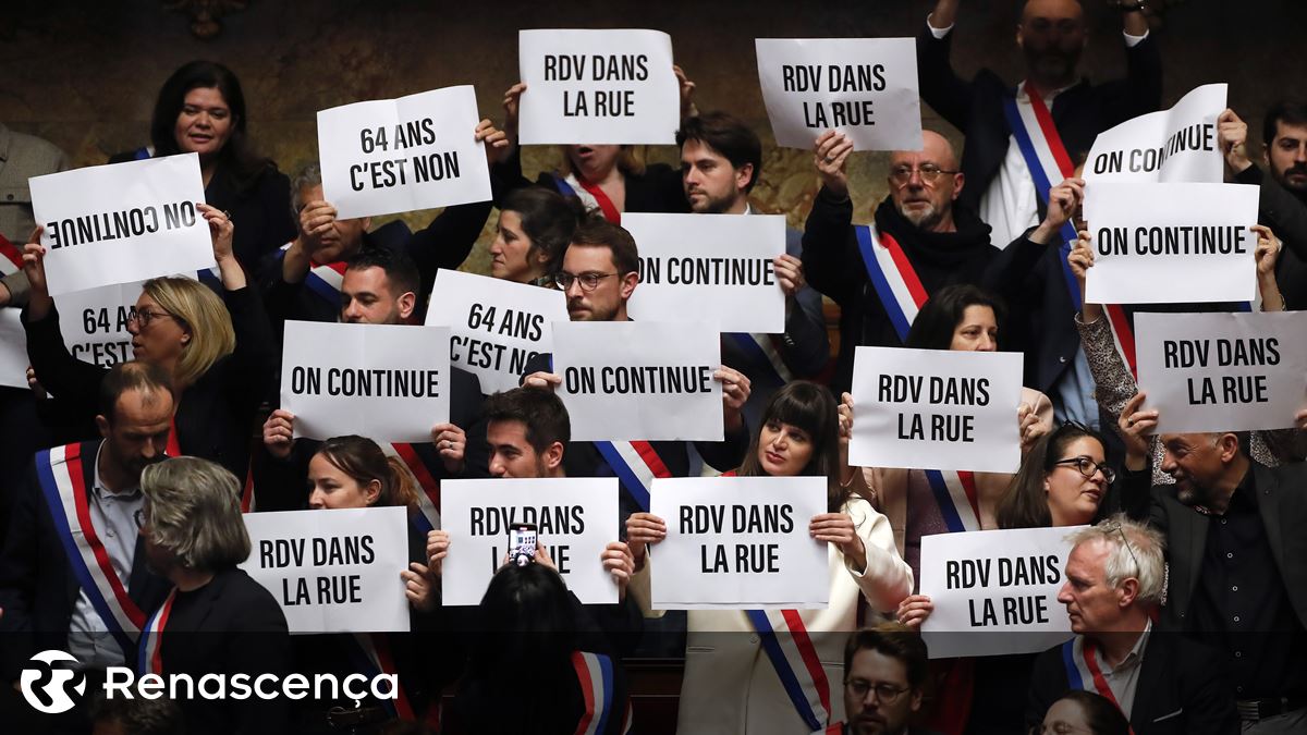 France.  Le projet de loi réformiste adopté après le rejet des motions de censure