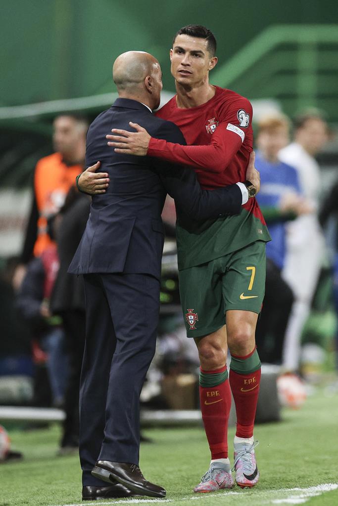 Cristiano Ronaldo e Roberto Martinez durante o Portugal vs Liechtenstein. Foto: Miguel A. Lopes/EPA