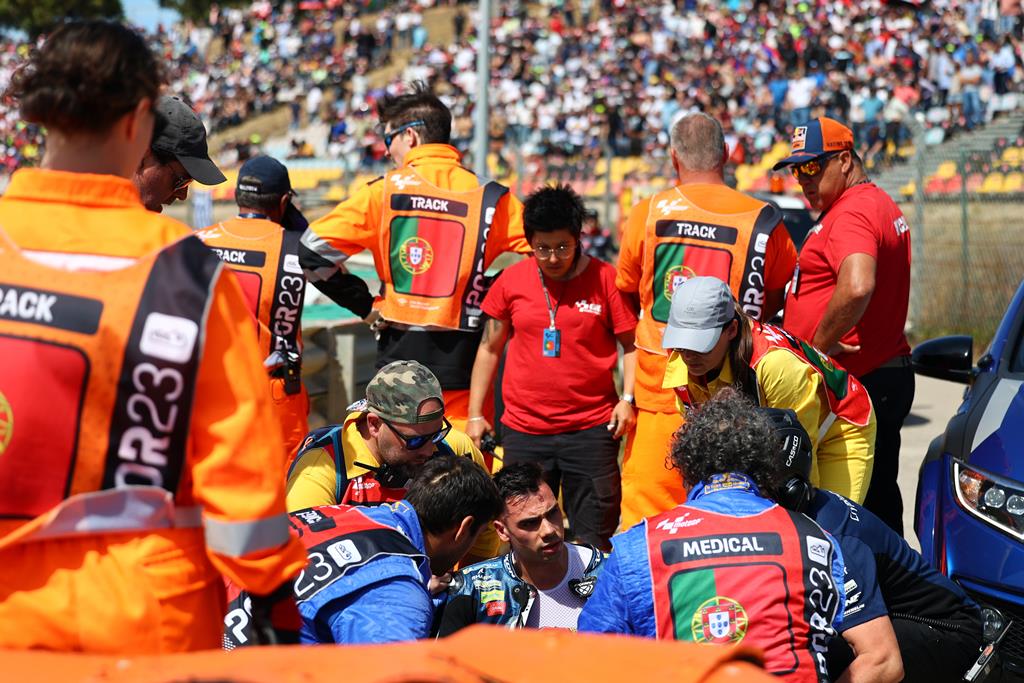 Miguel Oliveira em Aprilia abalroado no GP de Portugal MotoGP Foto: Nuno Veiga/EPA
