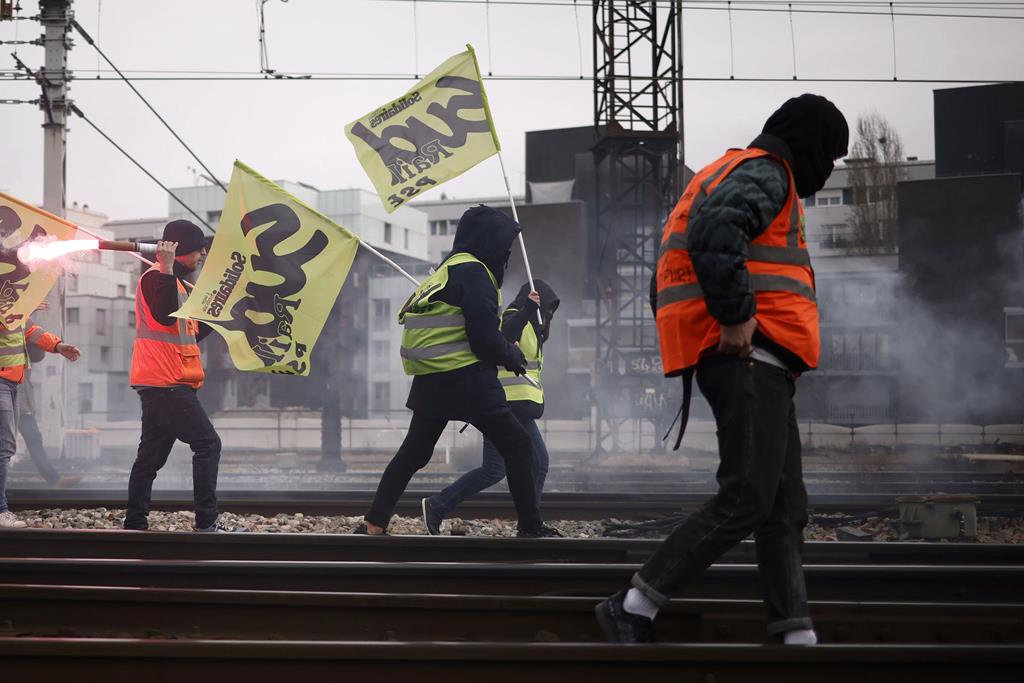 Trabalhadores ferroviários juntaram-se à manifestação contra as alterações das pensões, na estação de comboios de Lyon, Paris, França. Foto: Yoan Valat/Epa